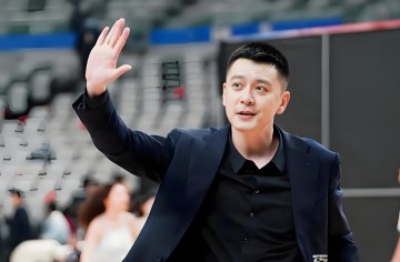 开云体育官网-杨鸣1个人离开辽宁队！在个人媒体发文，感慨万千